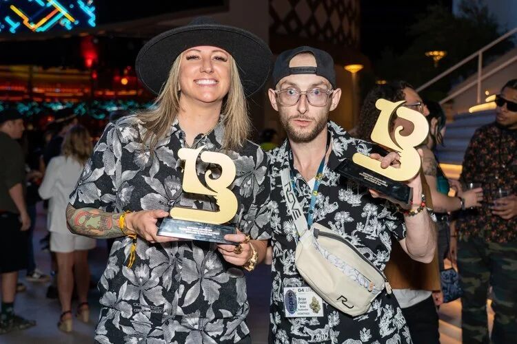 Two winners holding Budtender Awards trophies at G4 Live